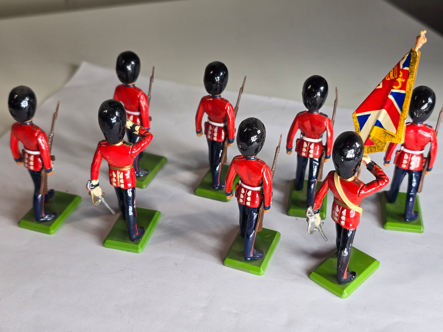 Lot of eight metal soldiers England Britains