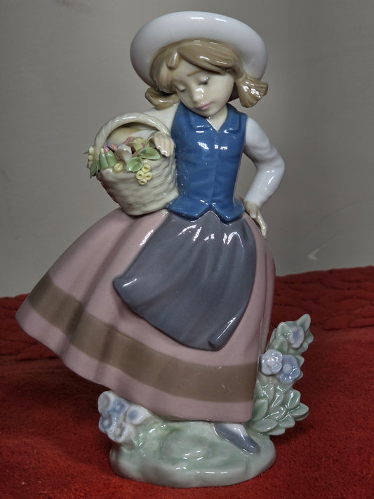 Vintage Lladro # 5221 "Sweet scent" excellent condition