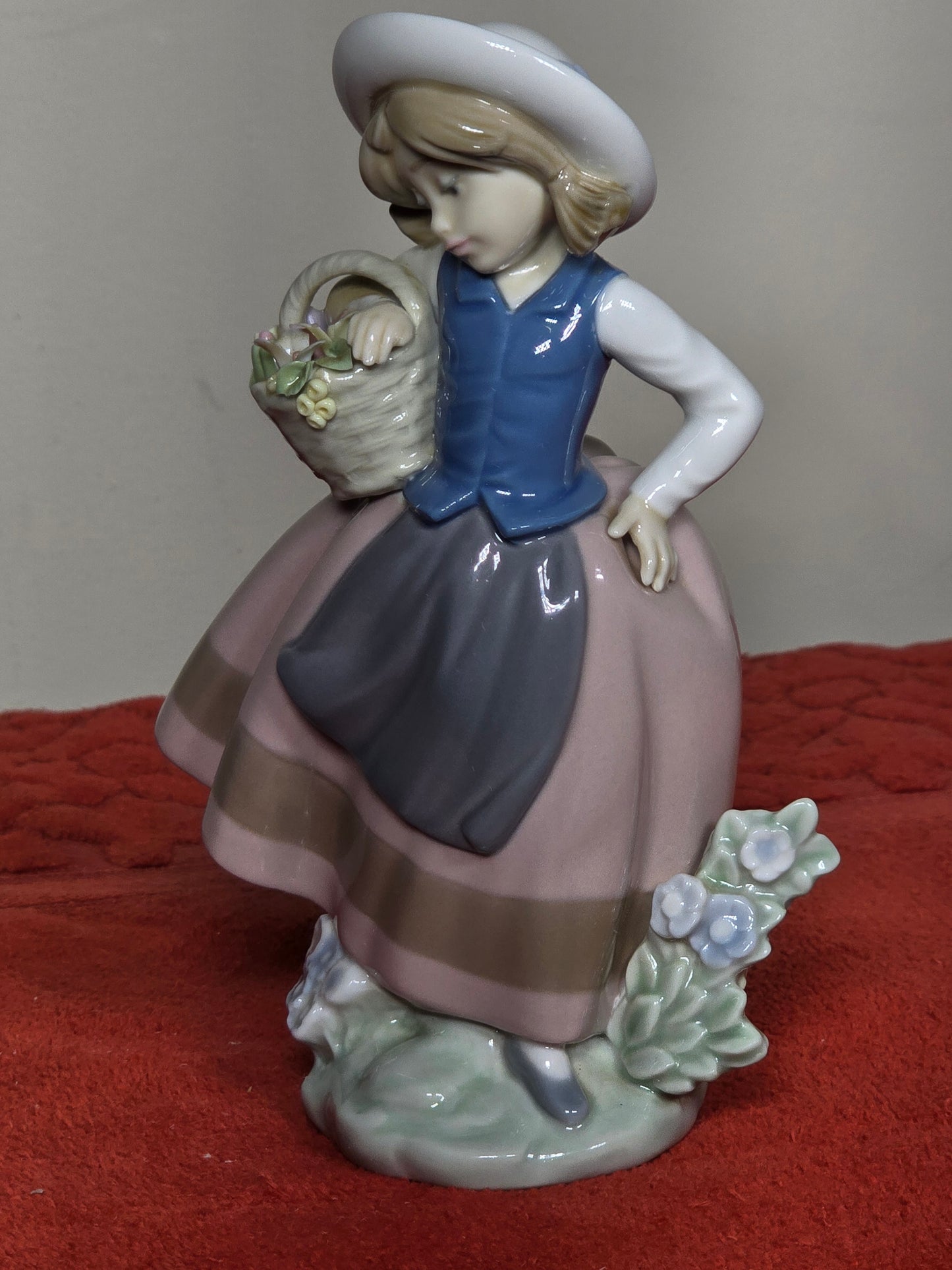 Vintage Lladro # 5221 "Sweet scent" excellent condition