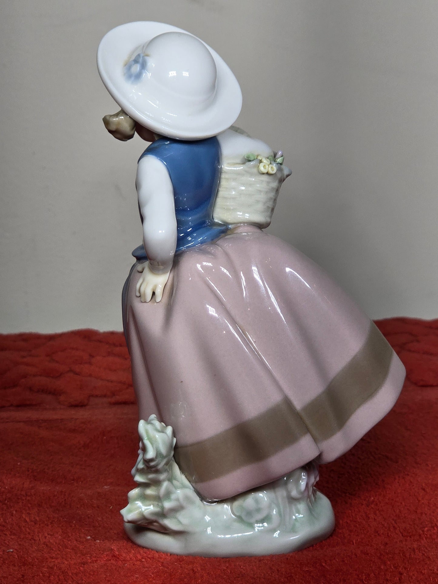 Vintage Lladro # 5221 "Sweet scent" excellent condition