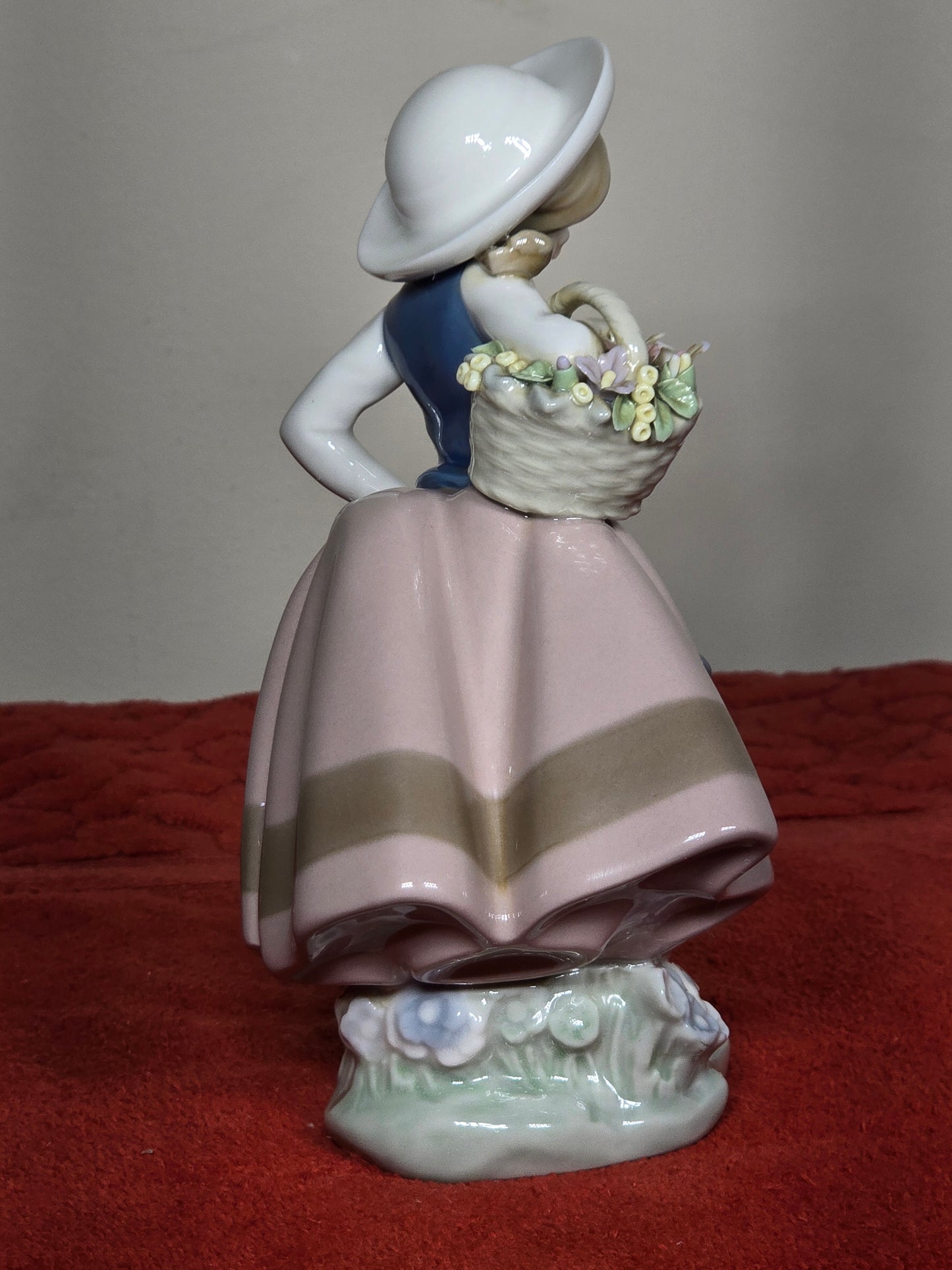 Vintage Lladro # 5221 "Sweet scent" excellent condition
