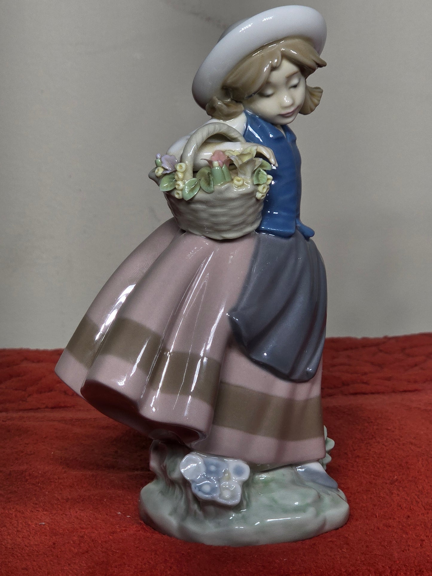 Vintage Lladro # 5221 "Sweet scent" excellent condition