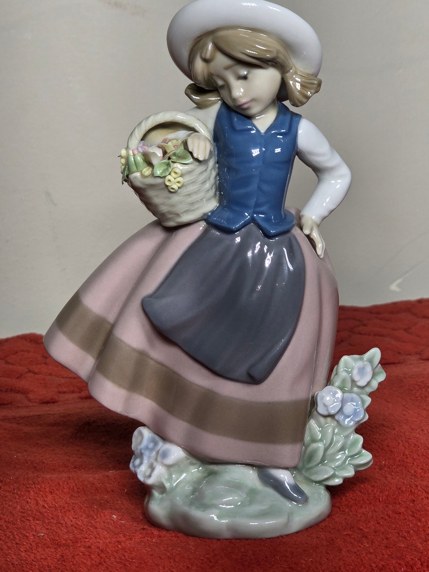 Vintage Lladro # 5221 "Sweet scent" excellent condition