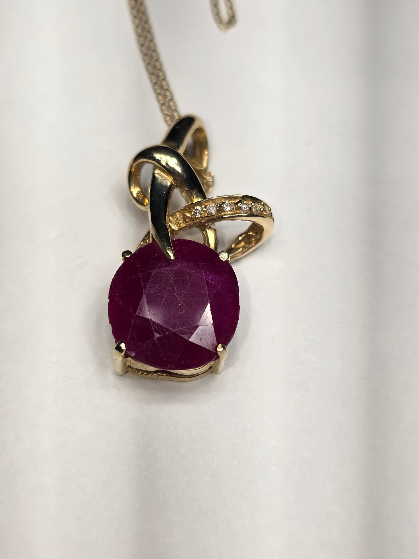 New 14.40cts, 14K Ruby Corundum pendant necklace with diamonds
