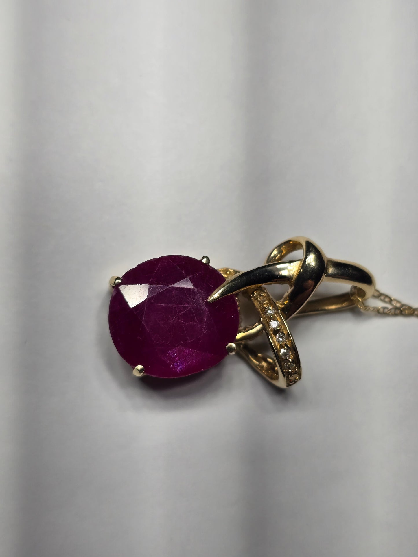 New 14.40cts, 14K Ruby Corundum pendant necklace with diamonds