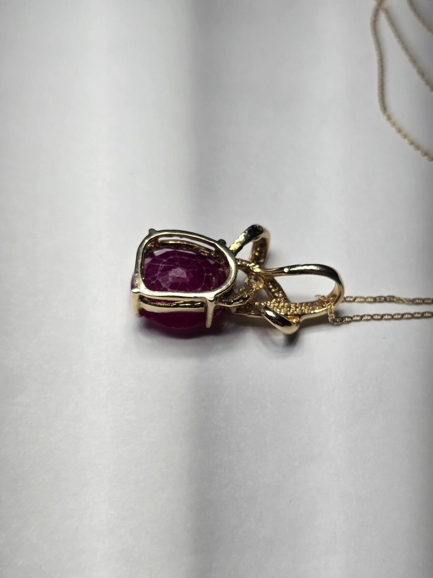 New 14.40cts, 14K Ruby Corundum pendant necklace with diamonds