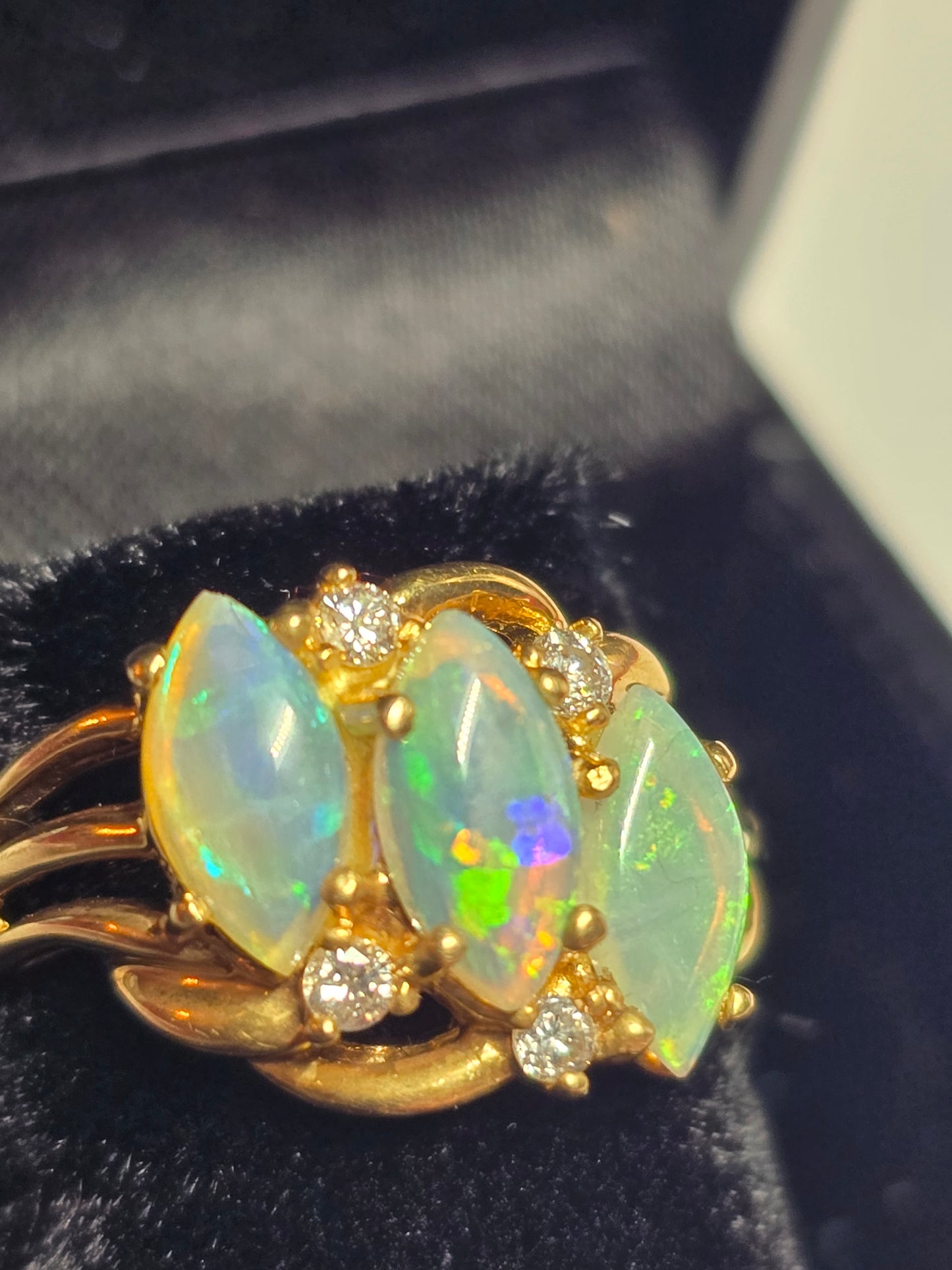 14k gold opals and diamonds ring