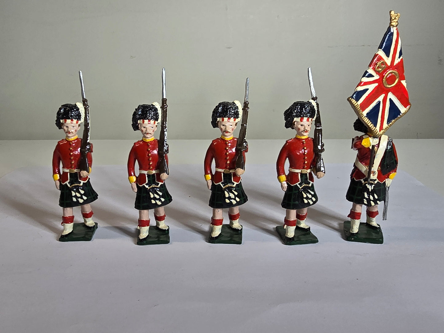 Vintage Argyll and Sutherland Highlander 1941 lead toy soldiers (6)