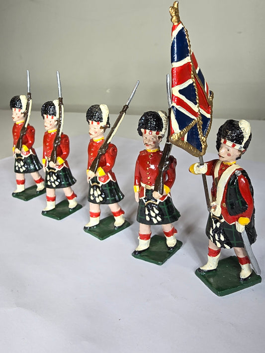 Vintage Argyll and Sutherland Highlander 1941 lead toy soldiers (6)
