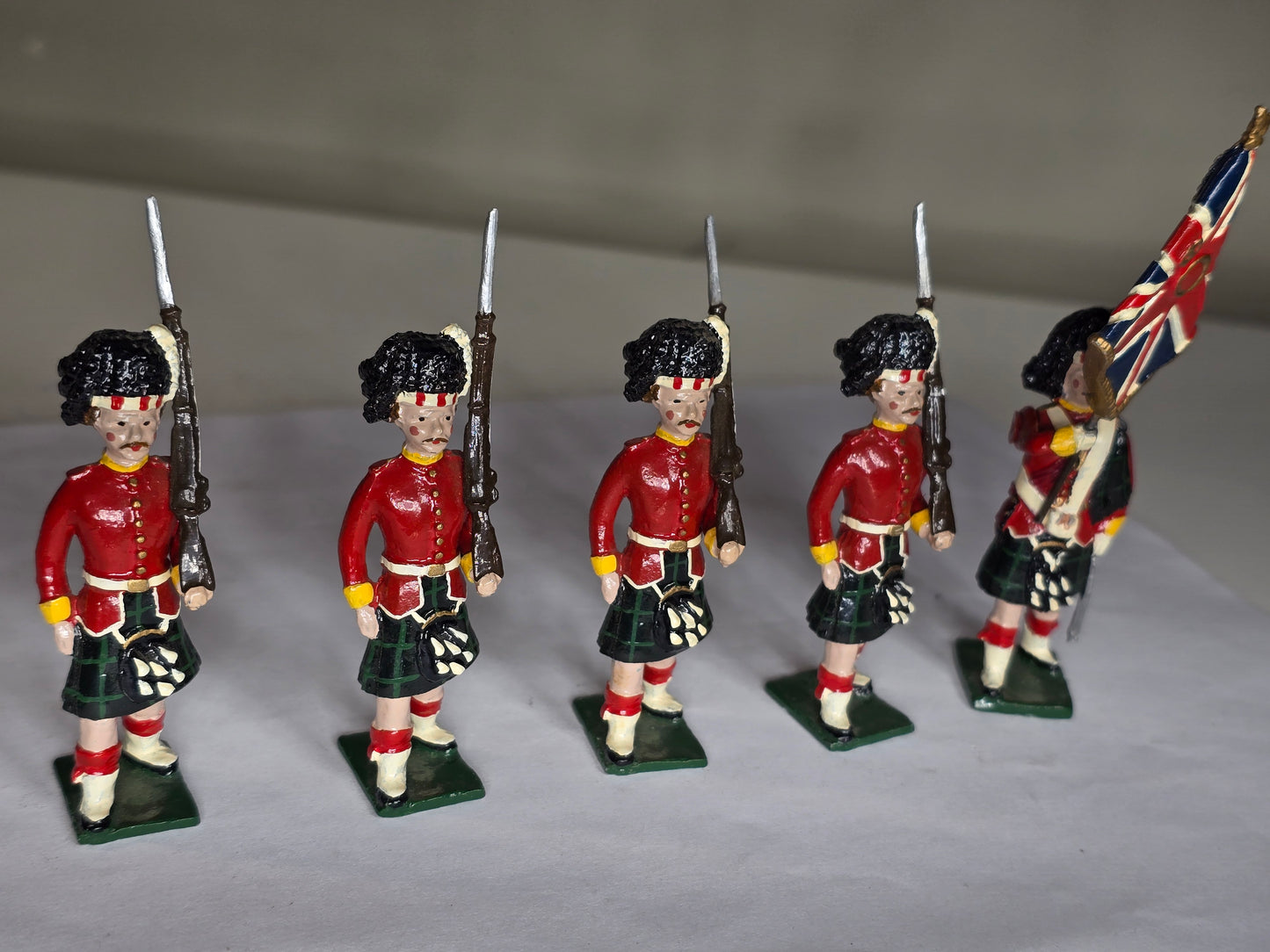 Vintage Argyll and Sutherland Highlander 1941 lead toy soldiers (6)