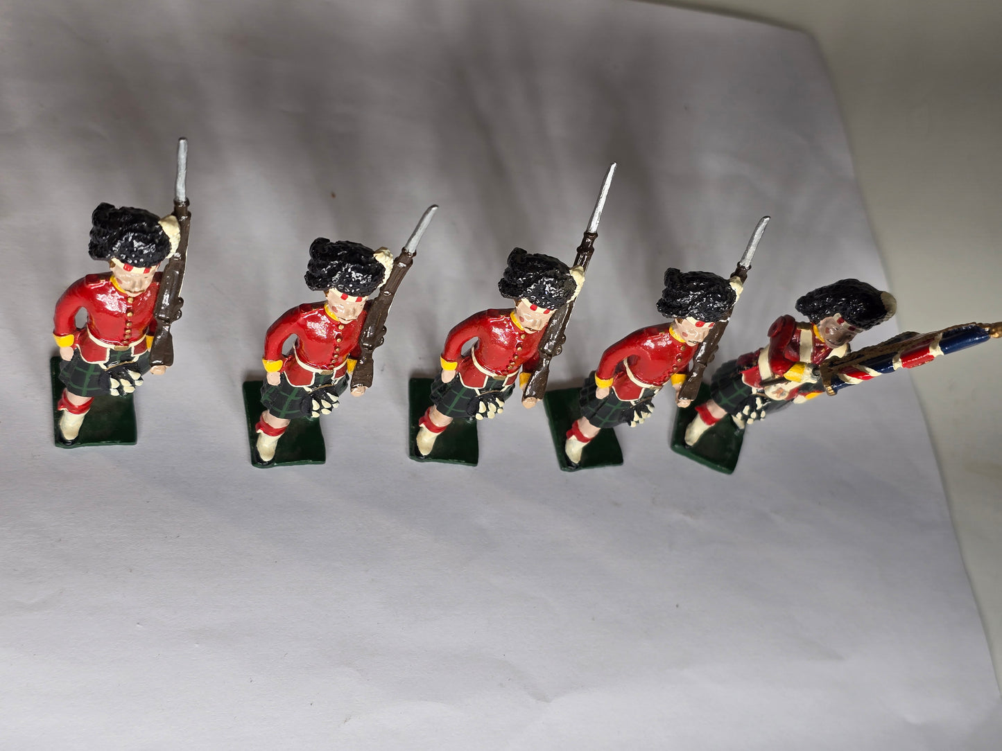 Vintage Argyll and Sutherland Highlander 1941 lead toy soldiers (6)