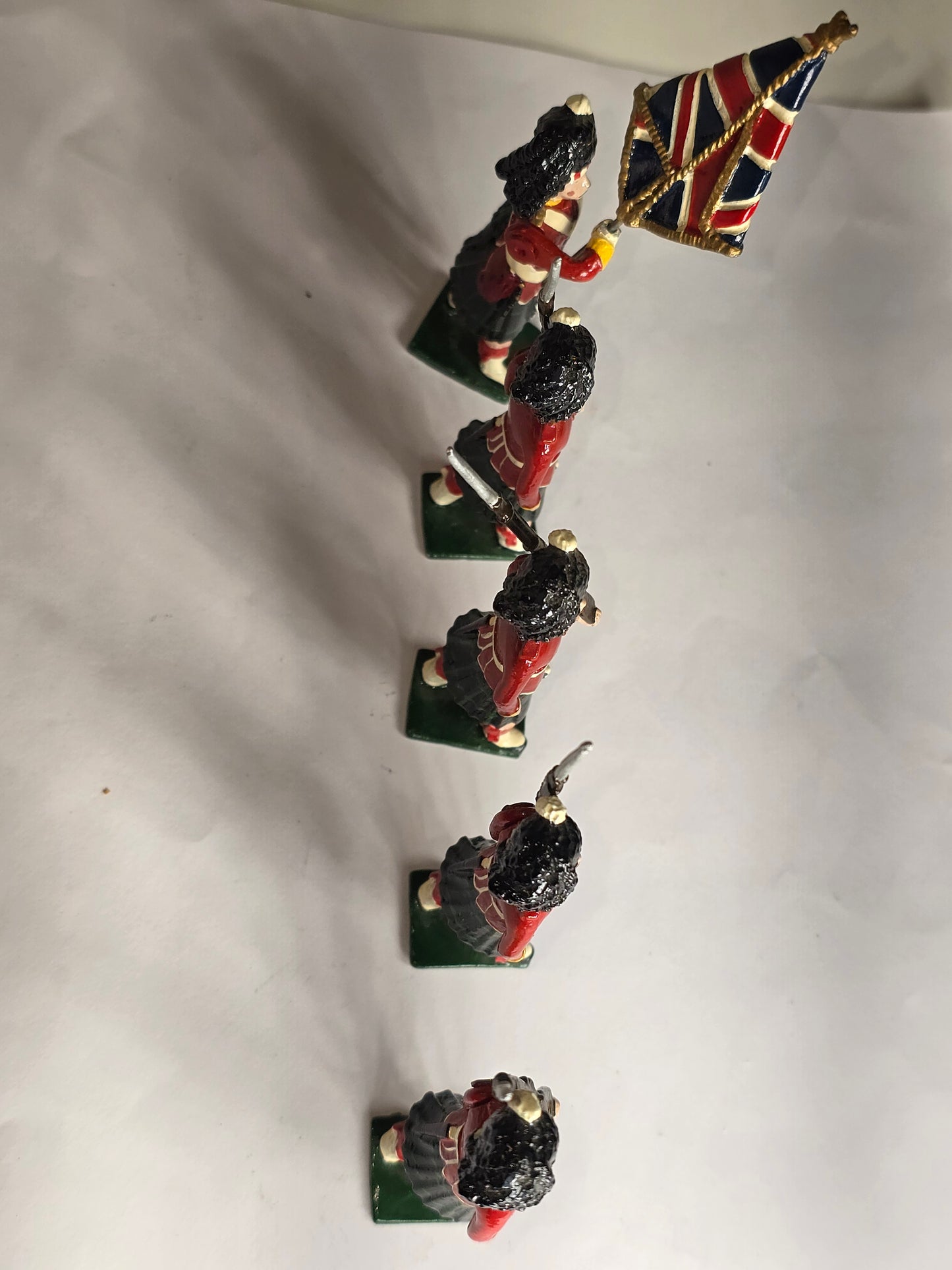 Vintage Argyll and Sutherland Highlander 1941 lead toy soldiers (6)