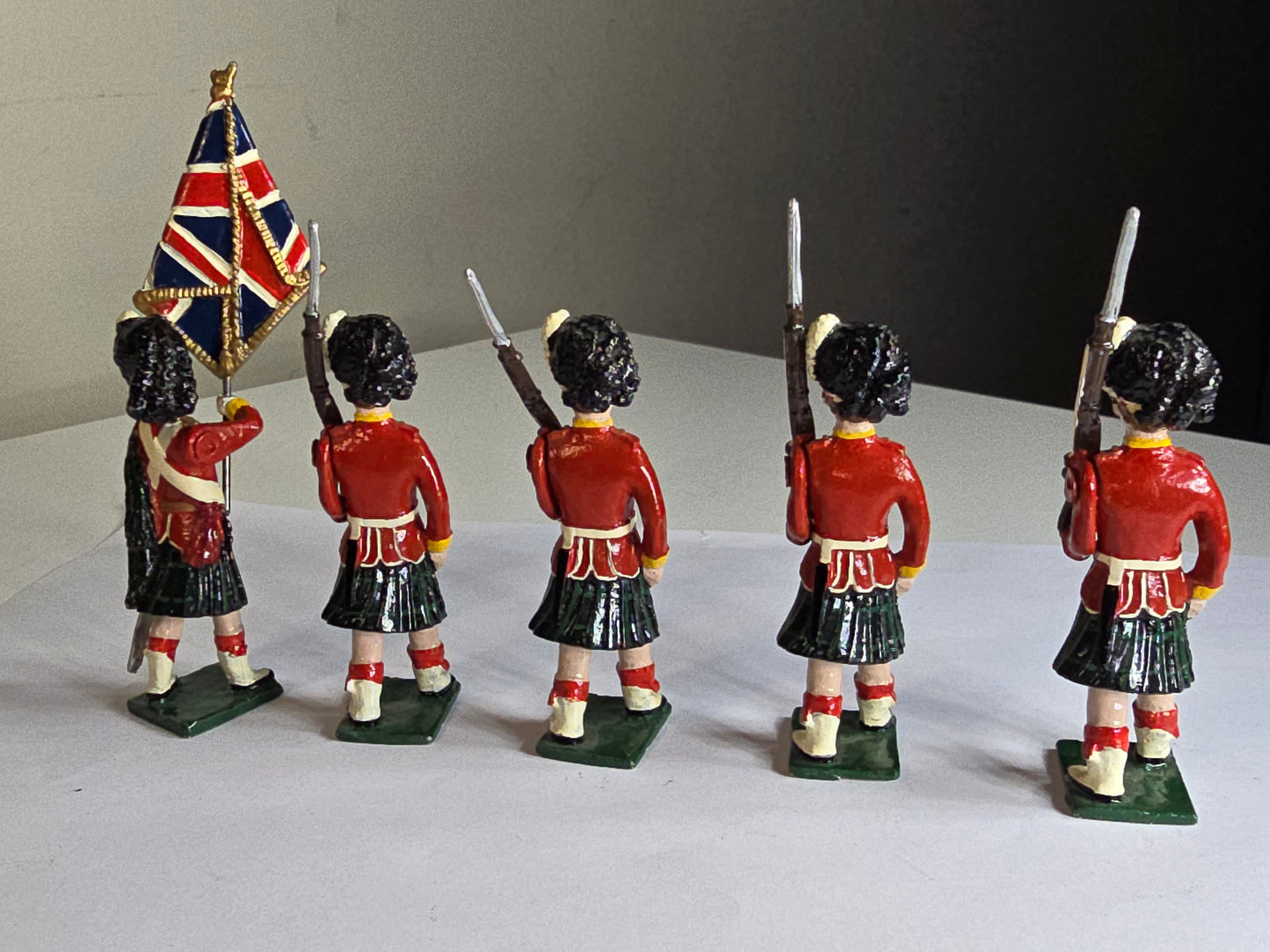 Vintage Argyll and Sutherland Highlander 1941 lead toy soldiers (6)