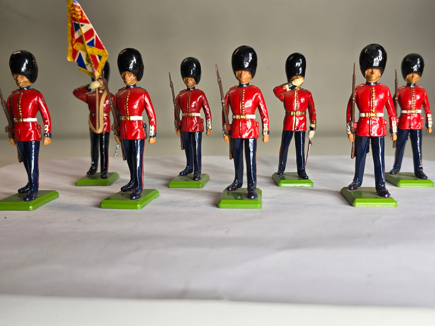Lot of eight metal soldiers England Britains