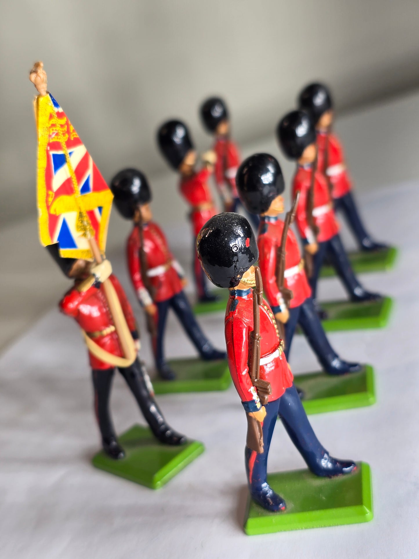 Lot of eight metal soldiers England Britains