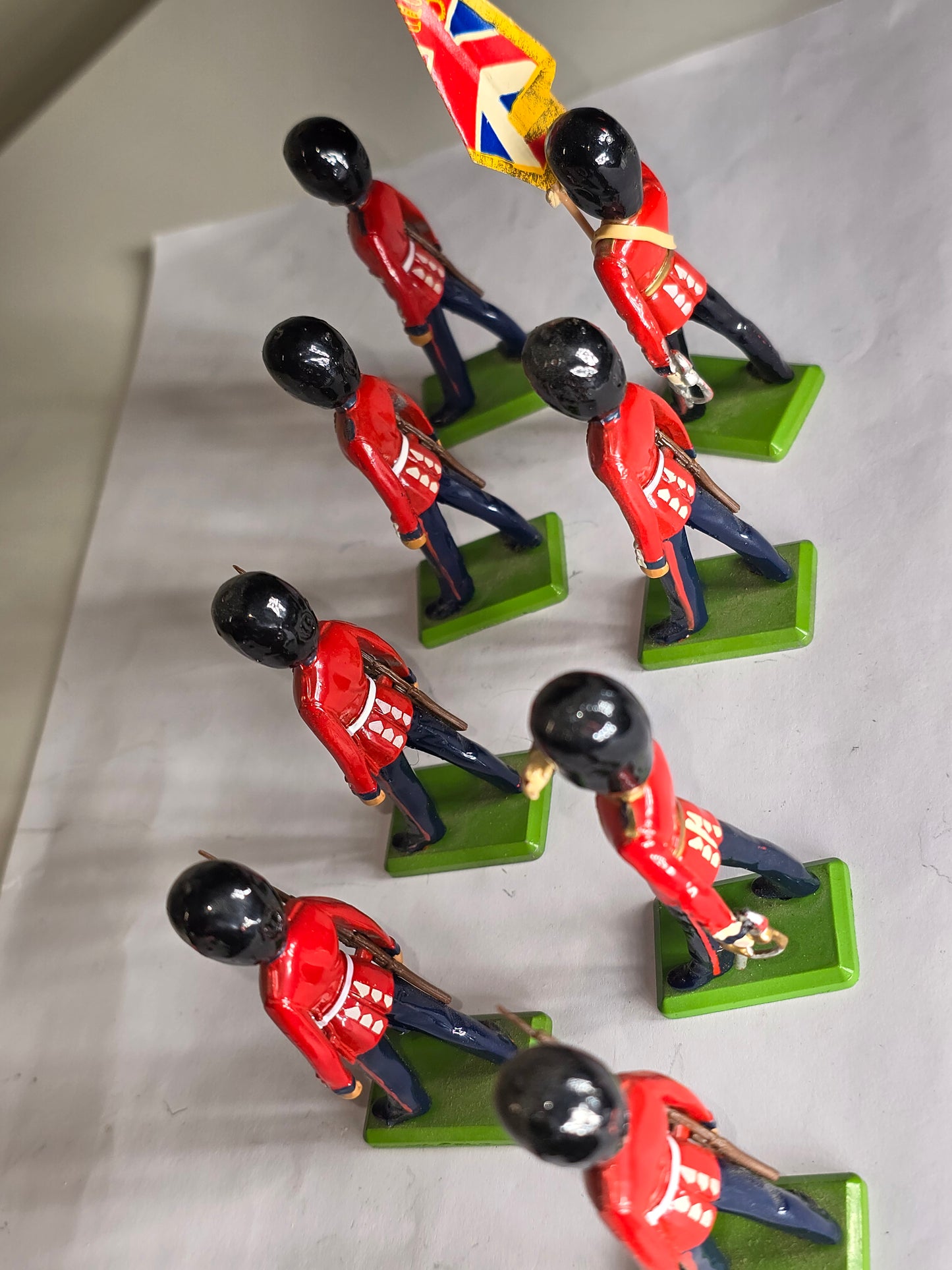 Lot of eight metal soldiers England Britains
