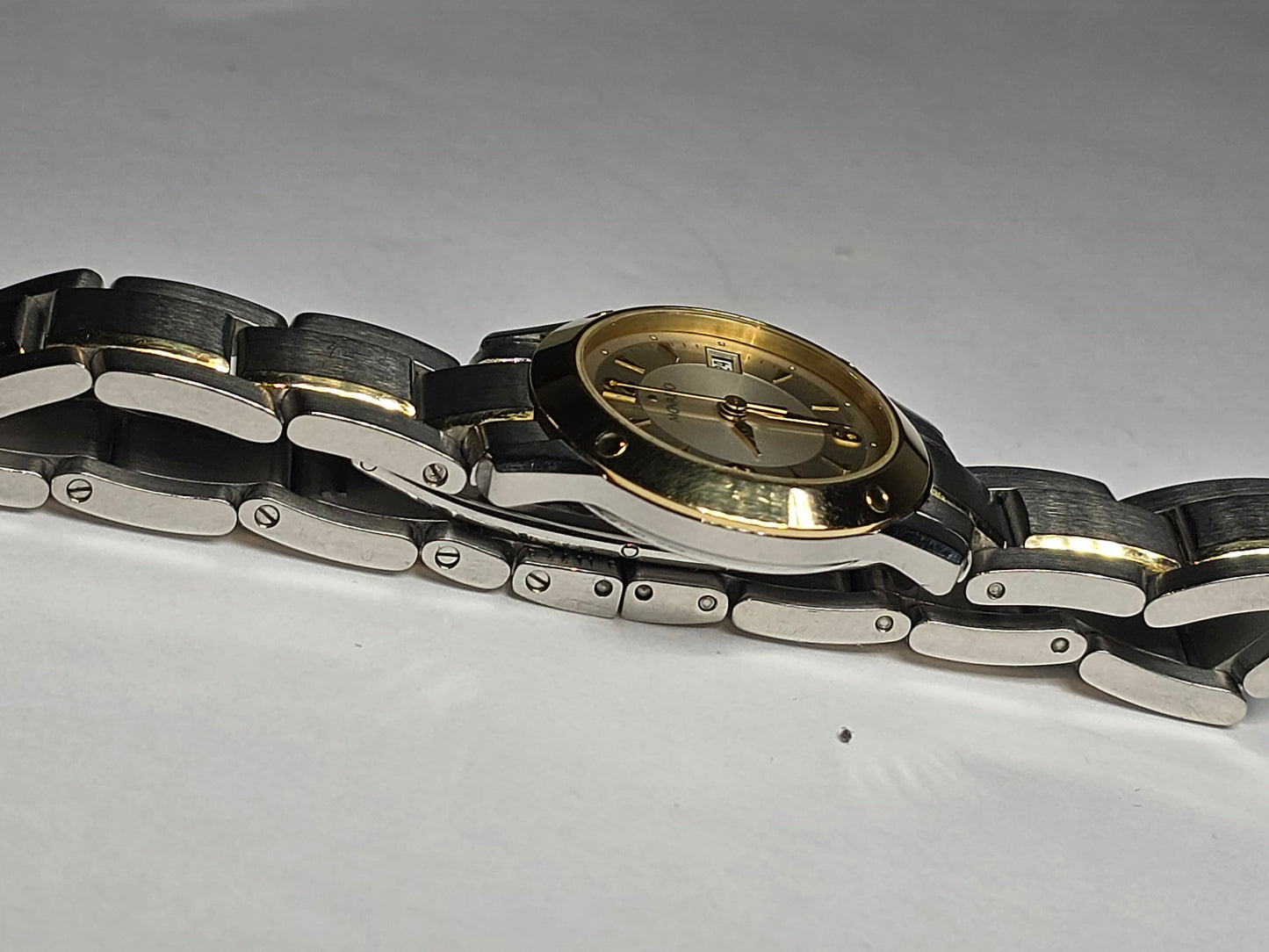 Vintage Rare Movado Verso ladies watch 18k bezel model 85-G4-825
