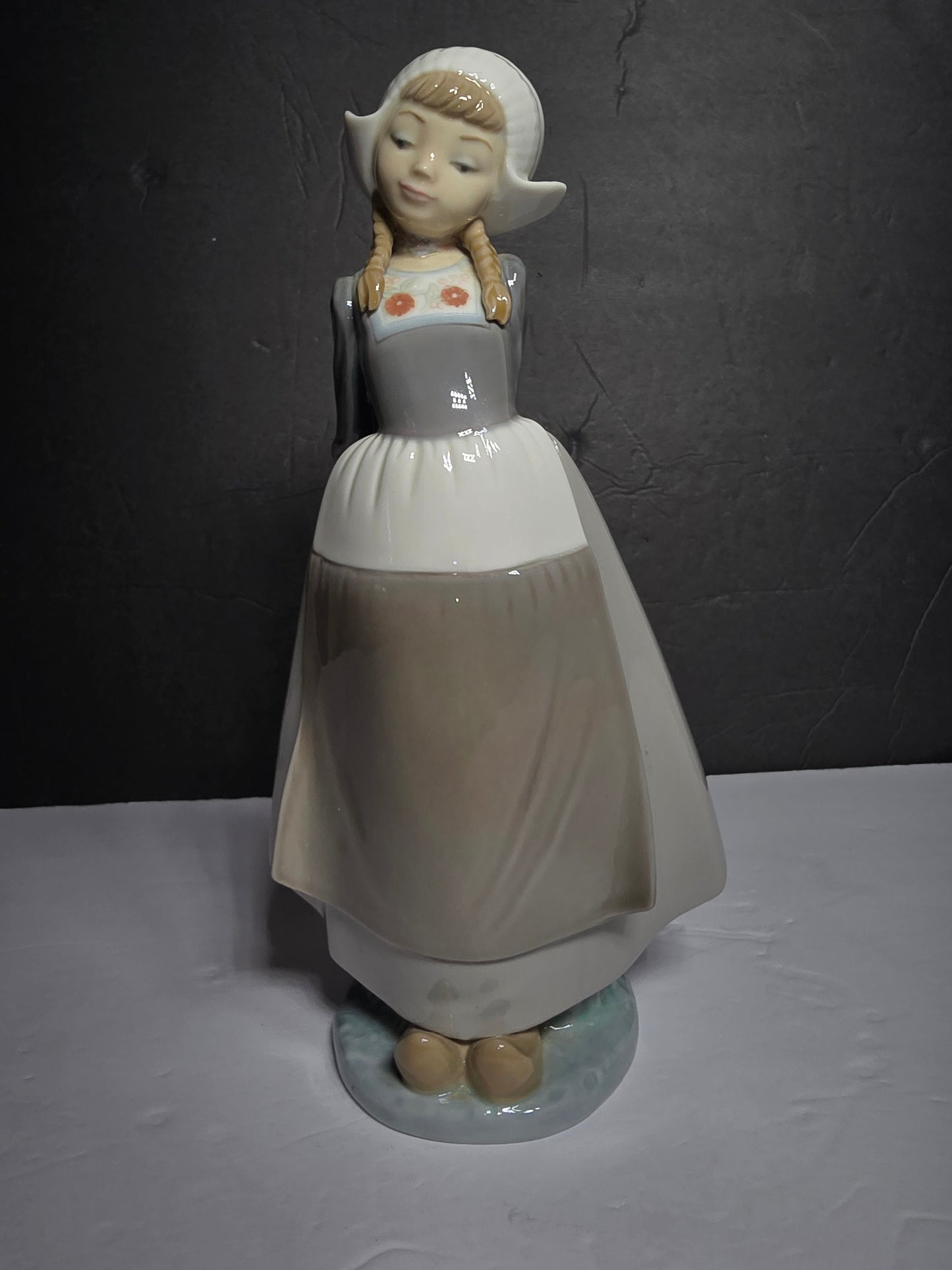 Vintage Lladro "Dutch girl Kristina" #5062 rare and collectable
