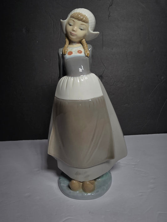 Vintage Lladro "Dutch girl Kristina" #5062 rare and collectable