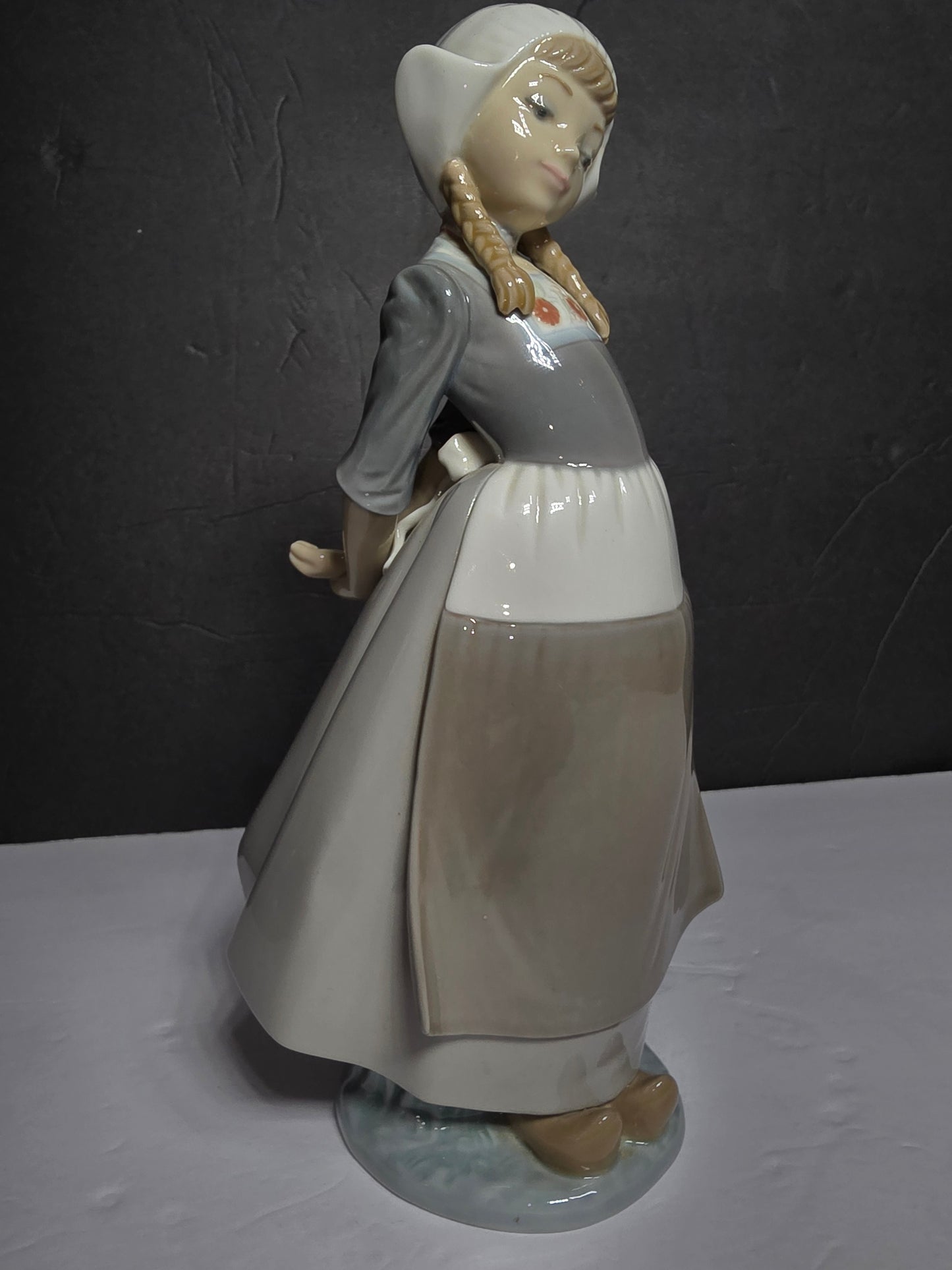Vintage Lladro "Dutch girl Kristina" #5062 rare and collectable