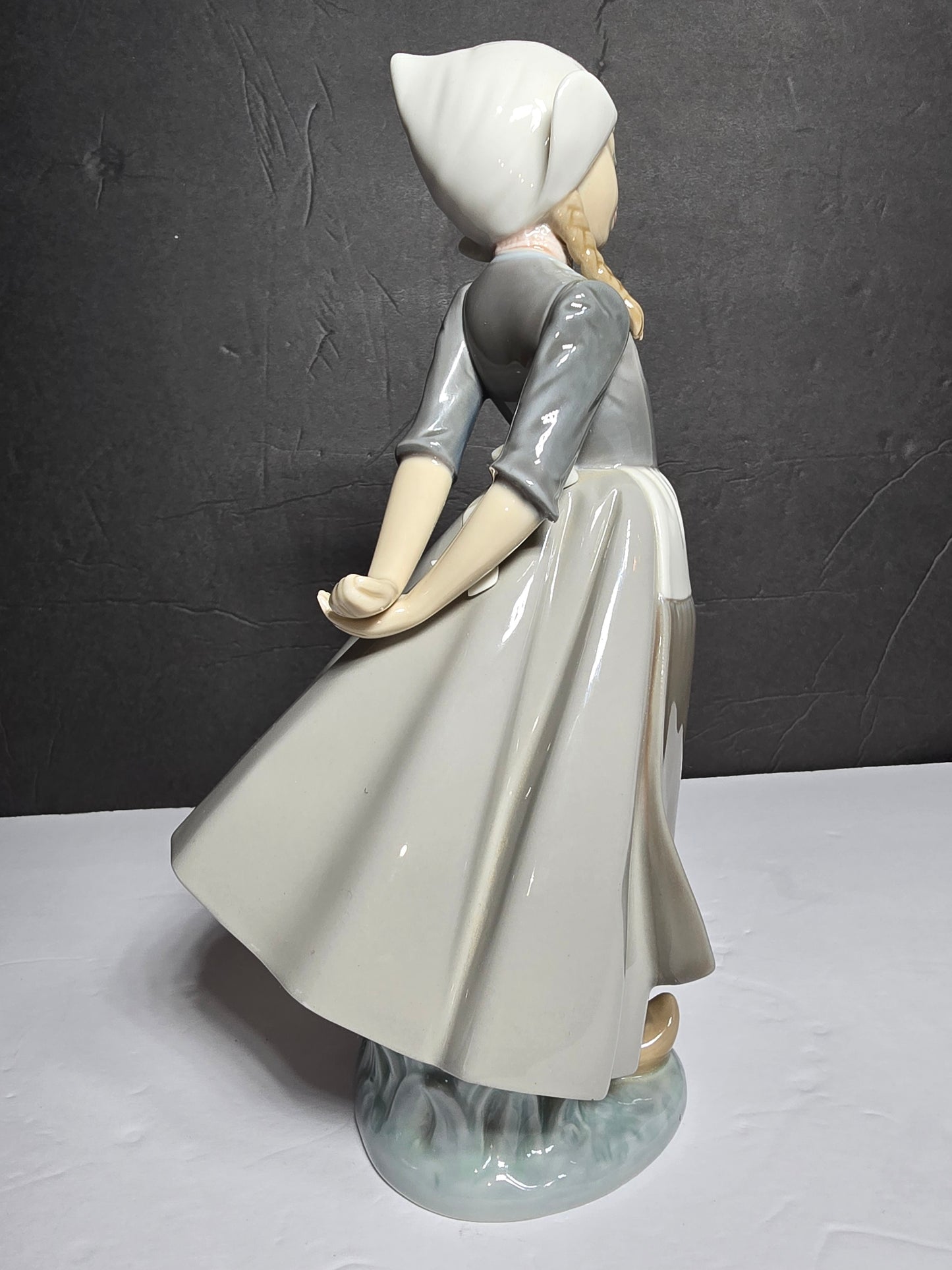 Vintage Lladro "Dutch girl Kristina" #5062 rare and collectable