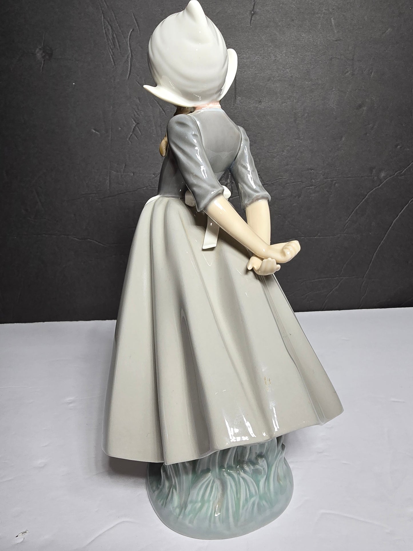 Vintage Lladro "Dutch girl Kristina" #5062 rare and collectable
