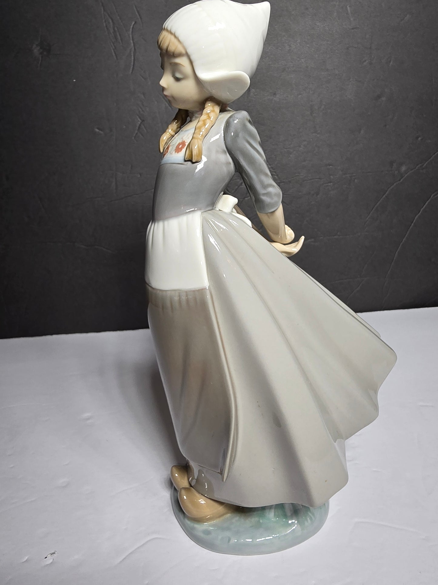 Vintage Lladro "Dutch girl Kristina" #5062 rare and collectable