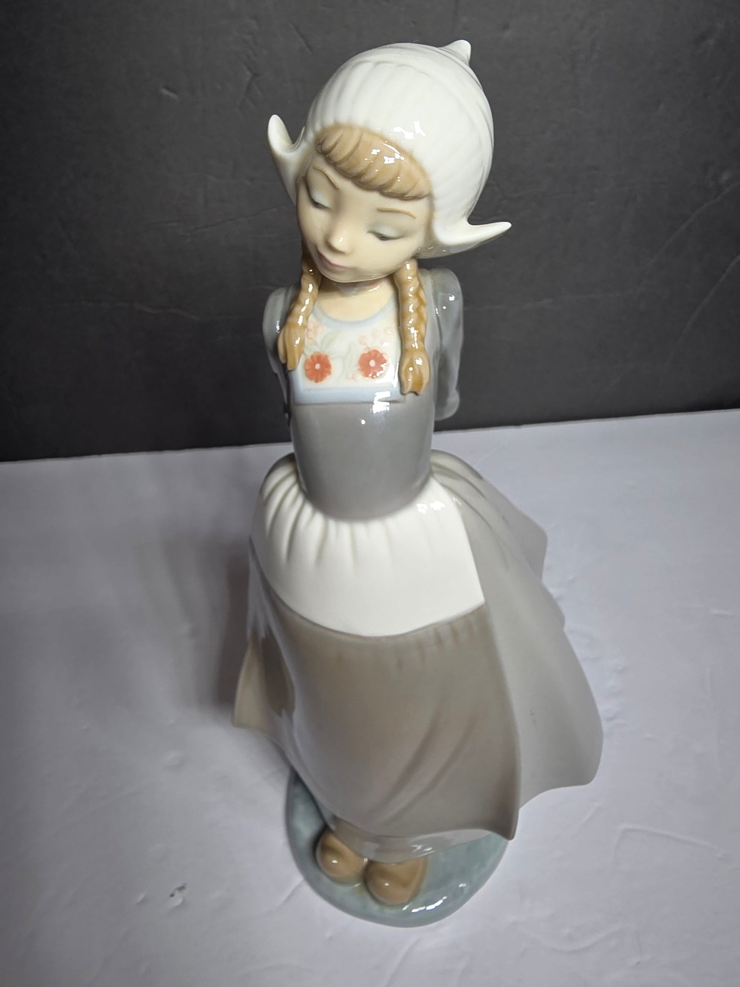 Vintage Lladro "Dutch girl Kristina" #5062 rare and collectable