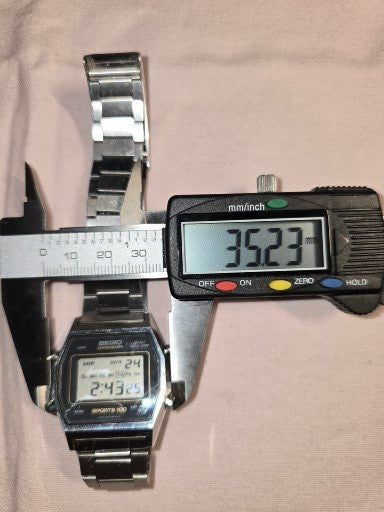 VINTAGE SEIKO LCD SPORTS 100 CHRONOGRAPH SILVER DIGITAL  WRISTWATCH