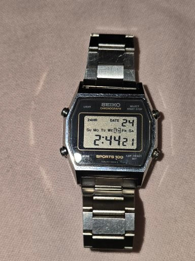 VINTAGE SEIKO LCD SPORTS 100 CHRONOGRAPH SILVER DIGITAL  WRISTWATCH